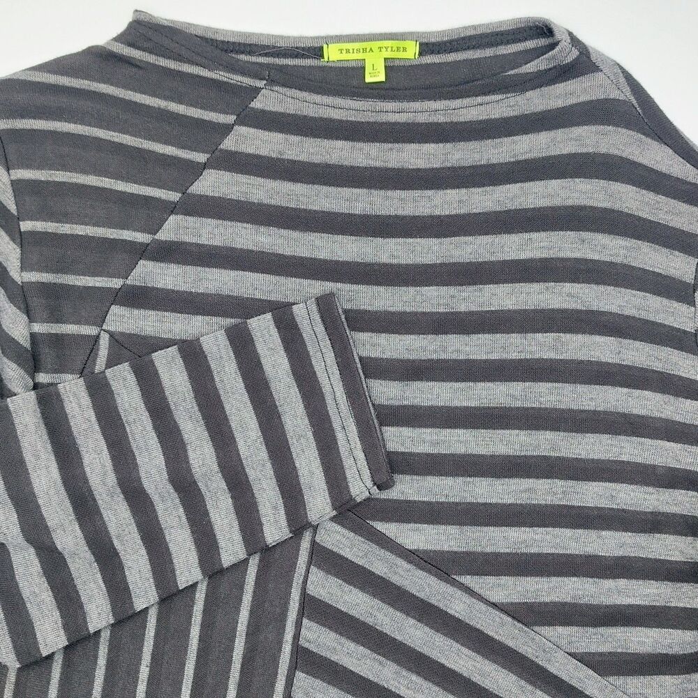 Trisha Tyler Abstract Striped Crew Neck Sweater Women's Large Pullover Artsy